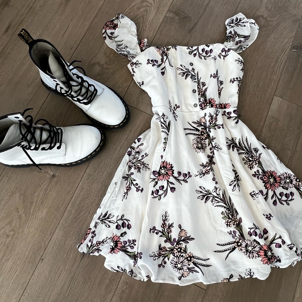 💎Super cute Lulus cream off shoulder mini sun dress!